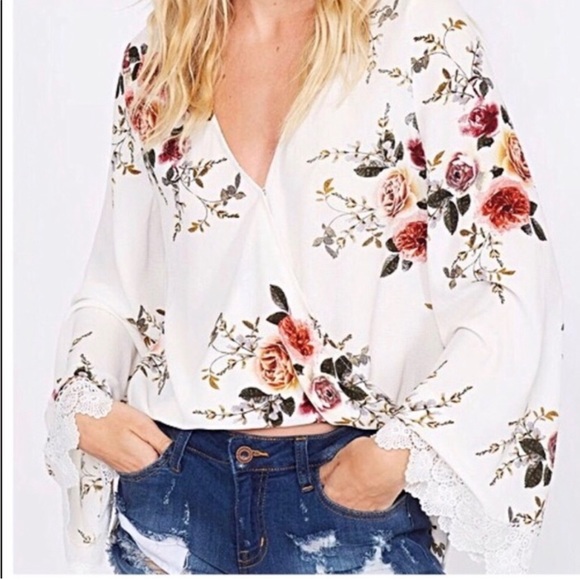 Fantastic Fawn Jewelry - Womens White Boho Faux Wrap Floral Print Hi Low Fluted Sleeve Blouse Size Small